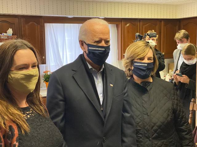 125935703_web1_BIDEN-IN-HOMESTEAD-2
Joe Biden with his granddaughters Kelly Kingsley, on left, and Mary Clare Kingsley on right.
Alexi McCammond | Biden pool reporter