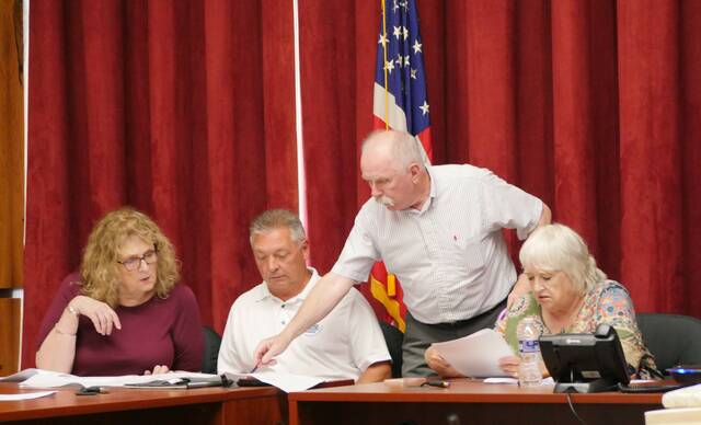 129818198_web1_zoning2
Luzerne County Planning/Zoning senior planner Patrick Dooley (standing) shows development plans to Planning Commission members, from left, Karen Fleisher, William Kane and Vice Chairwoman Cinda Hartman during a proceeding Thursday at the county courthouse in Wilkes-Barre.
Jennifer Learn-Andes | Times Leader