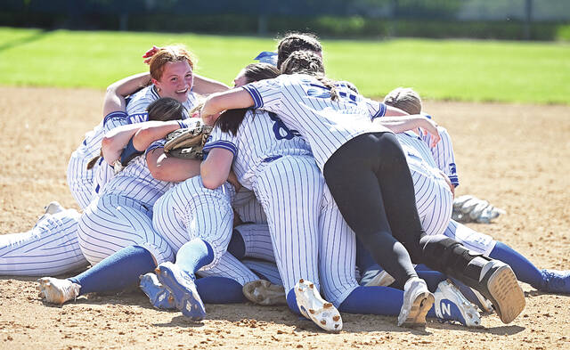 131548069_web1_LL-Mid-Valley-sftb-7
Mid Valley starting pitcher Ava Hazelton (left top) is all smiles as her teammates celebrated their 6-4 win over Lake-Lehman for the District 2 Class 3A softball title.
Tony Callaio | For Times Leader