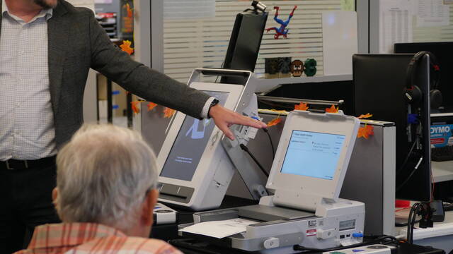 132078871_web1_hart
Hart InterCivic representatives demonstrate their voting equipment in a September session before the county agreed to lease it for elections starting in 2026. The county has learned the new system is still awaiting required state certification, which means the county will have to temporarily use the companys previously certified version in the May 19 primary election.
File photo
